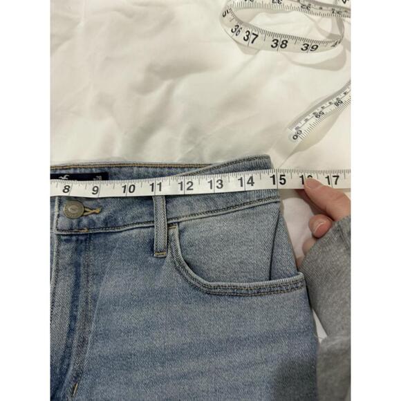 NWOT Hollister Ultra High-Rise Light Medium Wash Ripped Dad Jeans- Size 7 (28w) - Picture 6 of 9